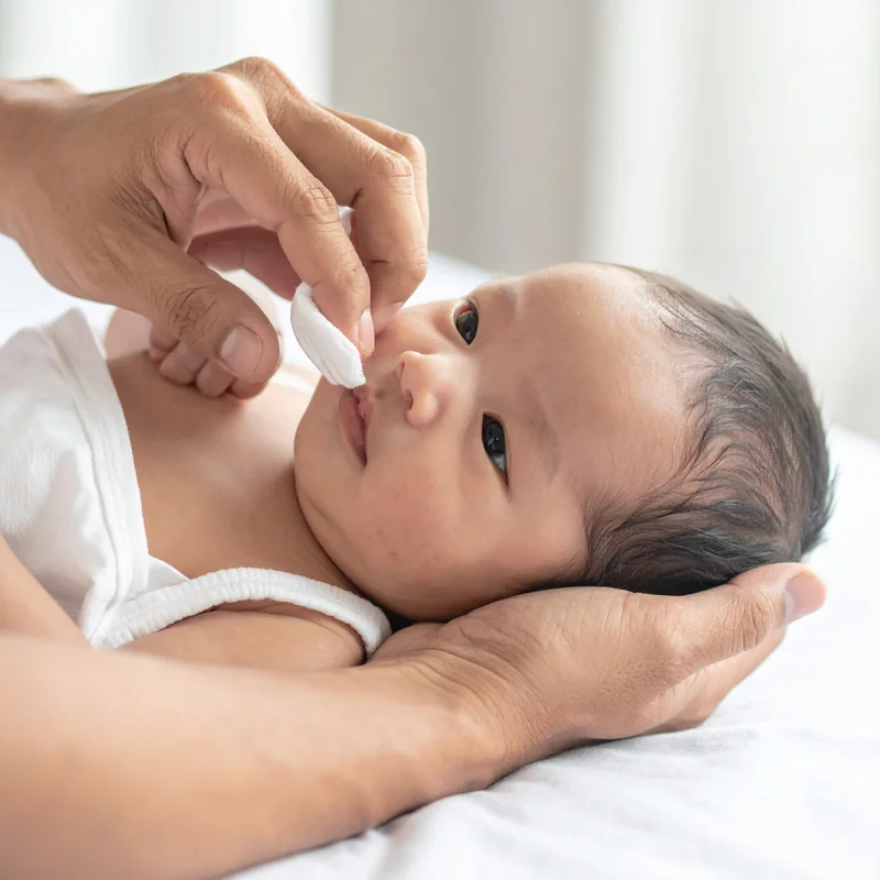 Soins quotidiens du nourrisson, mains douces et délicates