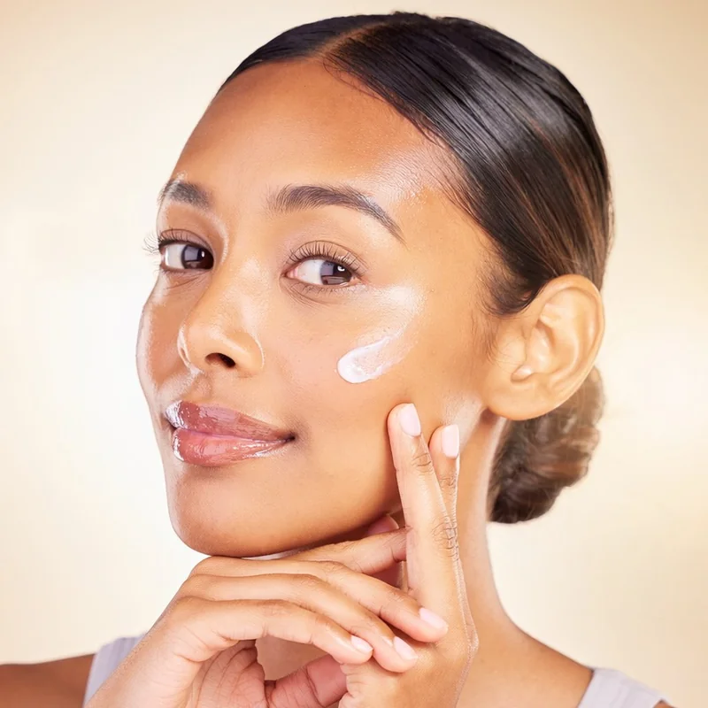 Femme appliquant un soin sur son visage